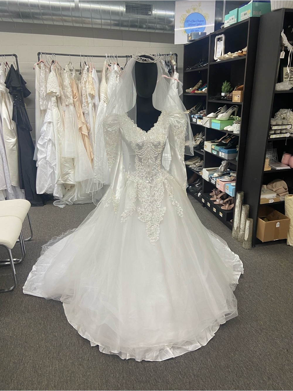 Vintage Elegant Lace Appliqué Wedding Dress with Long Sleeves